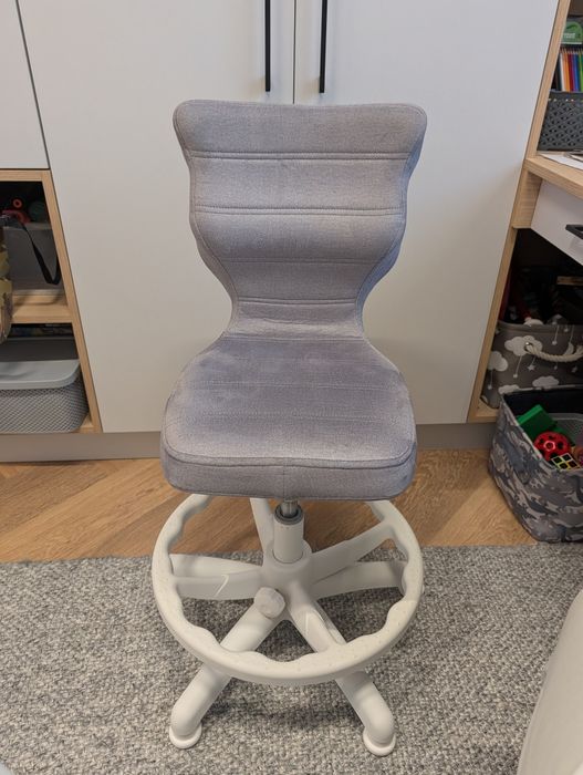 Ergonomiczne krzesło do biurka Entelo rozmiar 3 szare z podnóżkiem