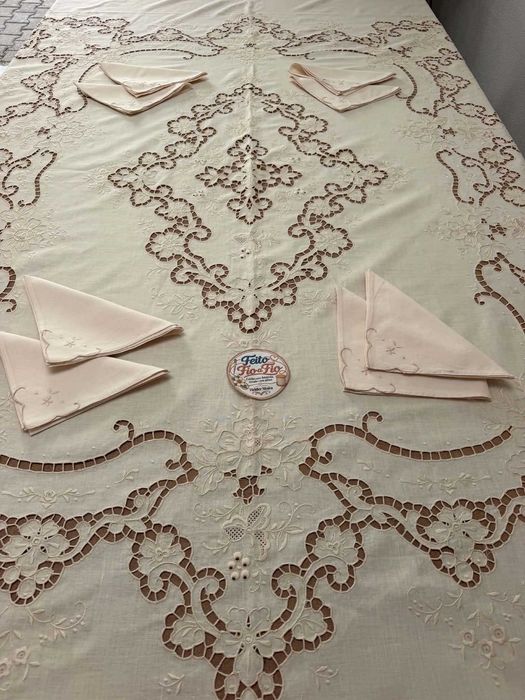 Magnífica toalha em linho, inteiramente bordada à mão em linho, bordados artesanais