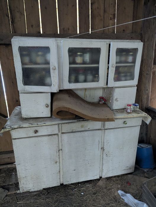 Kredens biały PRL w stodole którą oczyszczam są dwie sztuki