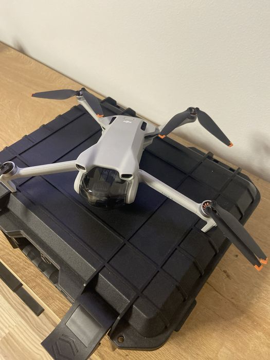 Dron Dji Mini 3, kontroler RC i inne akcesoria.