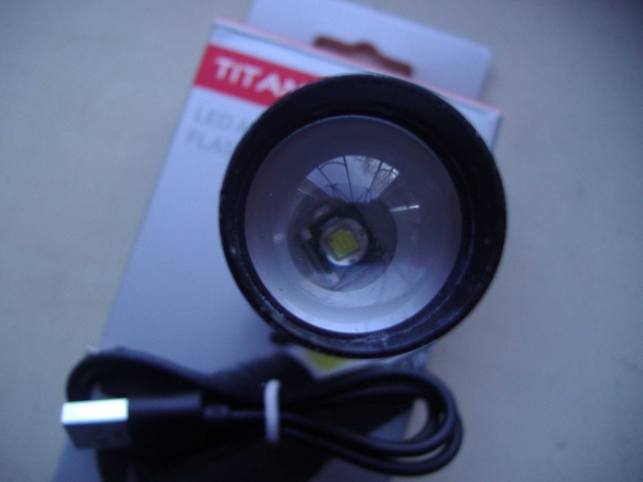 Светодиодный LED фонарик аккумуляторный (светильник) новый