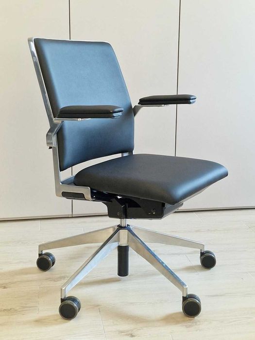 Fotel biurowy konferencyjny DIS marki Dynamobel