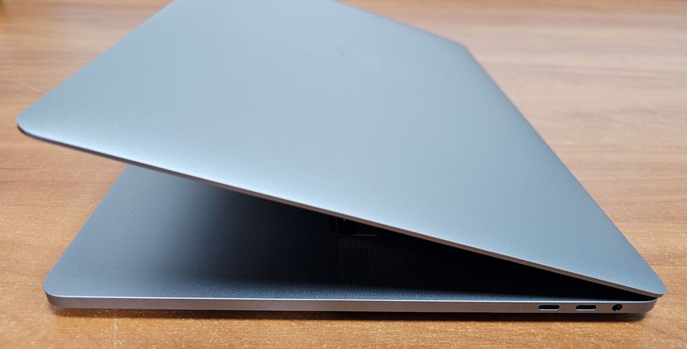 Ноутбук Apple Macbook Pro 16" A2141, i7, Radeon Pro 5300M 4Gb, 16/500g