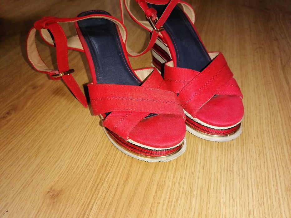 Sandałki na koturnie 37