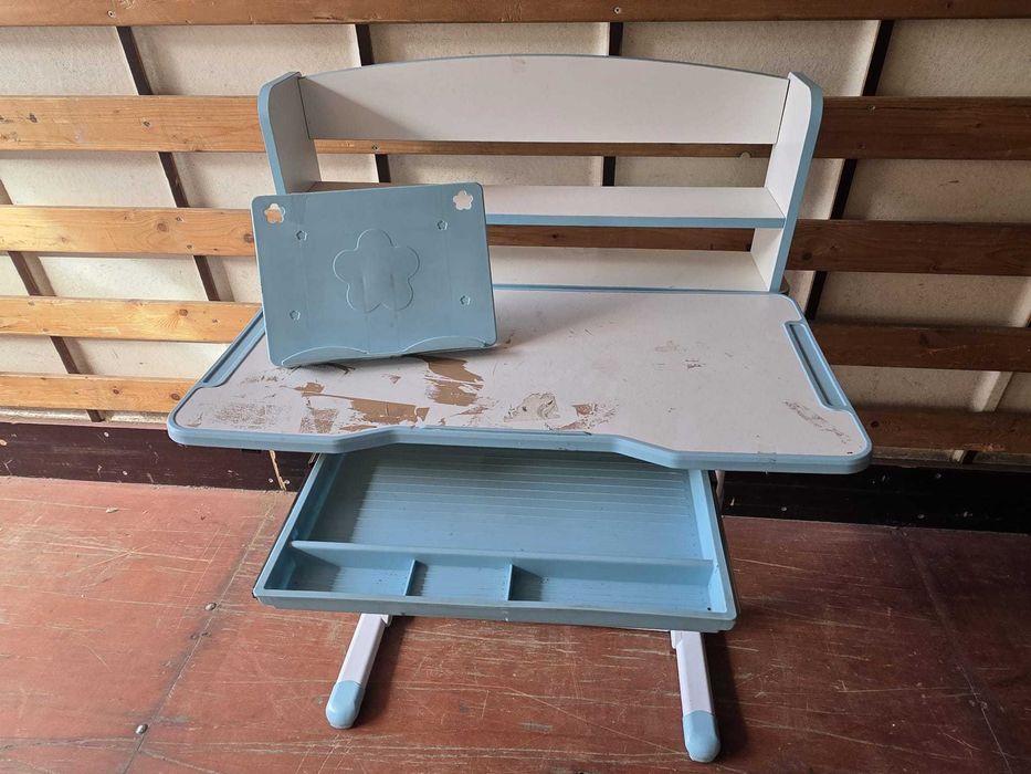 Secretária infantil regulável em altura com estante