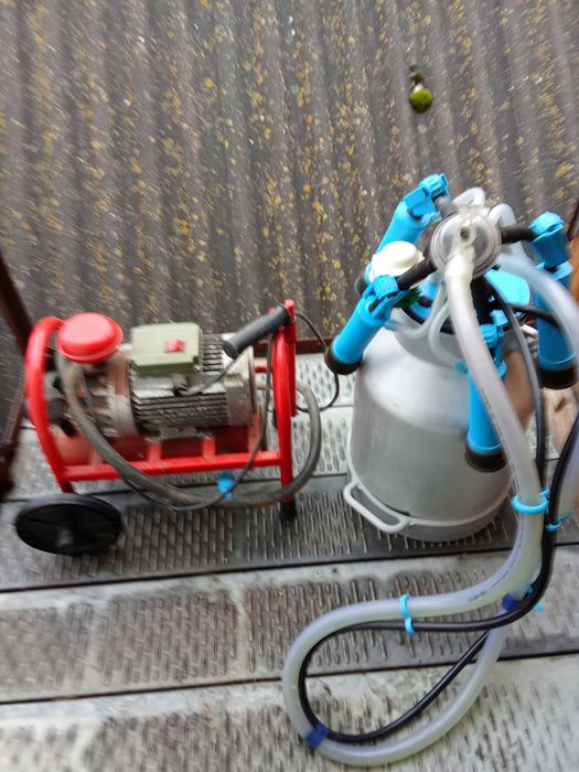 Доїльний апарат Бурьонка.Був у використанні приблизно пів року.