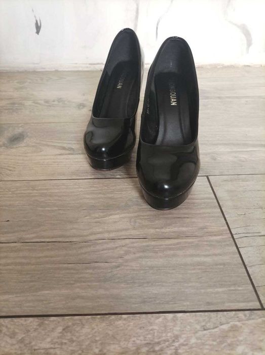 Жіночу туфлі на підборах