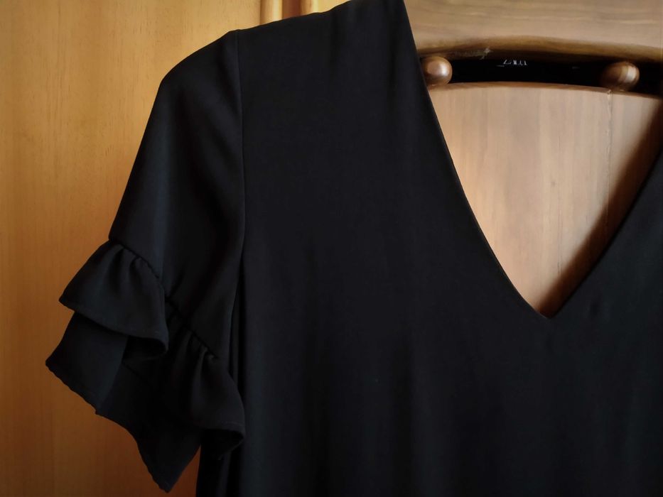 (NOVO, PORTES GRÁTIS) ZARA - Vestido Preto Decotado - Tam. L