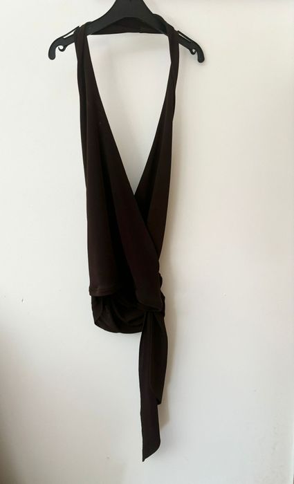 Top castanho sem ombros