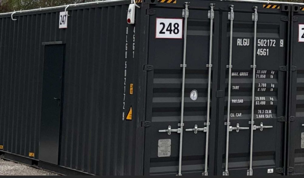 Magazyn 7,5 m2 Magazyn stacjonarny Alarm podjazd grupy ochrona )