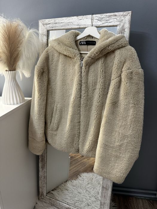 Futro zapinane na zamek z kapturem