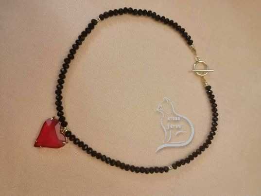 Colar com contas cristal vidro preto com coração vermelho - Novo