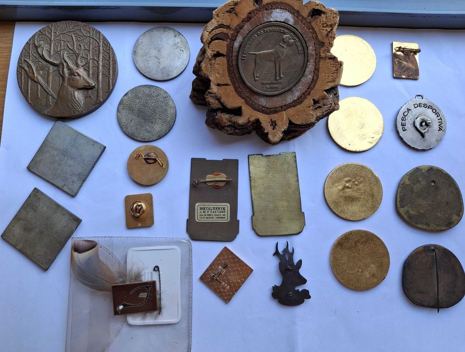 Colecção de 44 medalhas de bronze, pins, alfinetes, etc