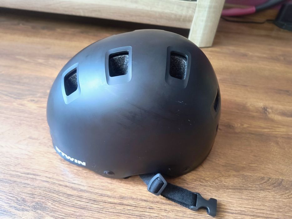Kask rowerowy Btwin Decathlon czarny 55-59 na hulajnoge mało uzywany