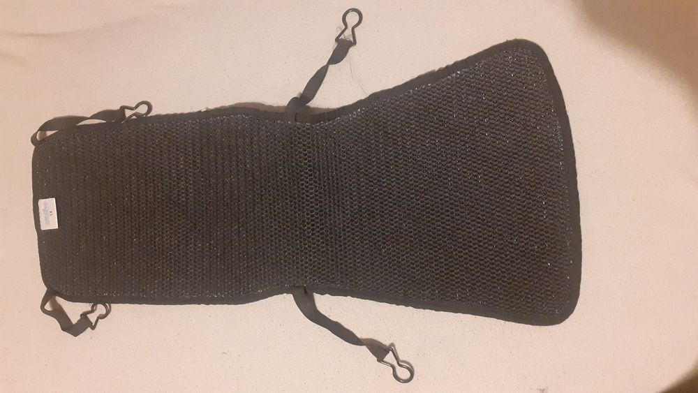 Czarna mata antypotowa do samochodu auta AeroSleep