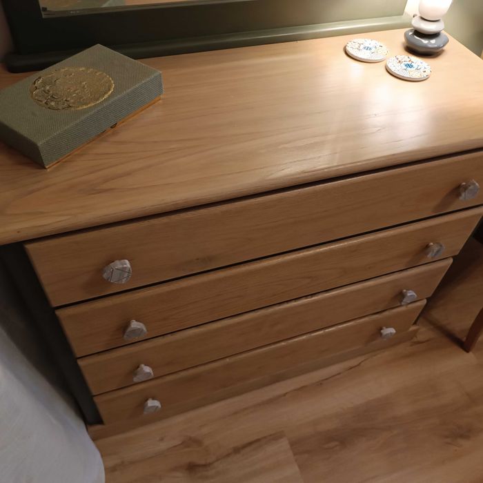 Cómoda de madeira renovada