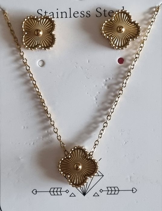 Conjunto dourado (colar e brincos), em aço, com trevo estriado.