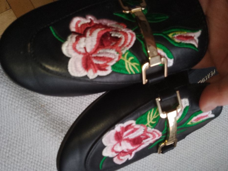 Klapki 38 czarne z haftem