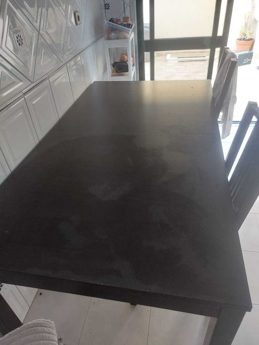 Mesa de jantar ofreço e cadeiras
