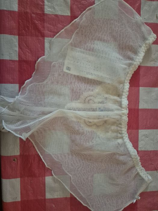 Biało-kremowe koronkowe figi damskie Triumph rozmiar 36 nowe