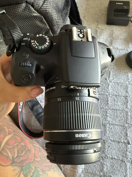 Maquina Canon EOS 1300 D