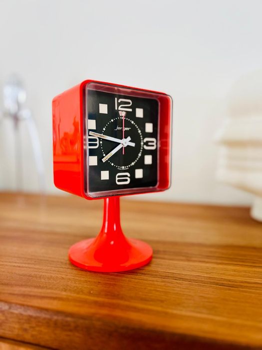 Relógio em vermelho vintage jerger