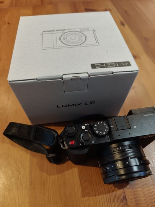 Panasonic Lumix DC L10 com accesorios