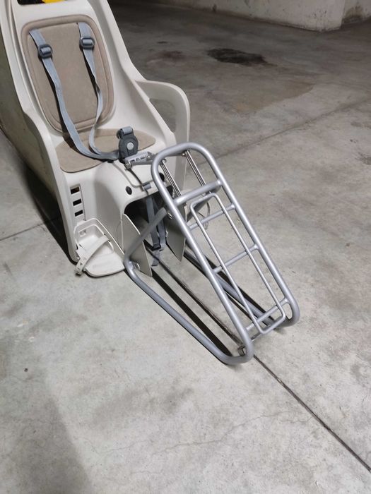 Dziecięcy fotelik rowerowy GROOVY wraz z bagażnikiem rowerowym.