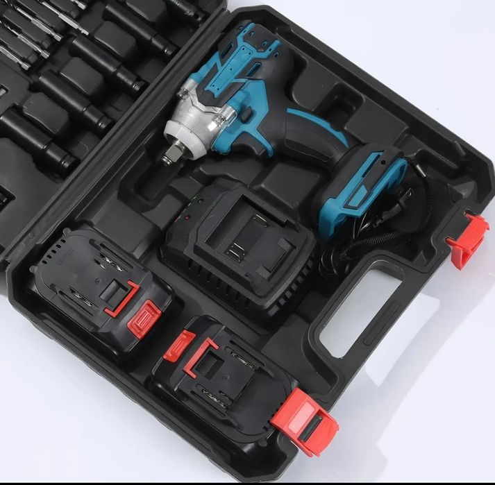Ударный гайковерт на аккумуляторе с дополнительными насадками 25 штук