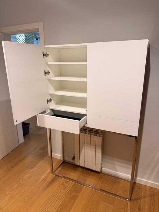 Conjunto de Sala de Jantar — Mesa + 4 Cadeiras + Móvel de Apoio