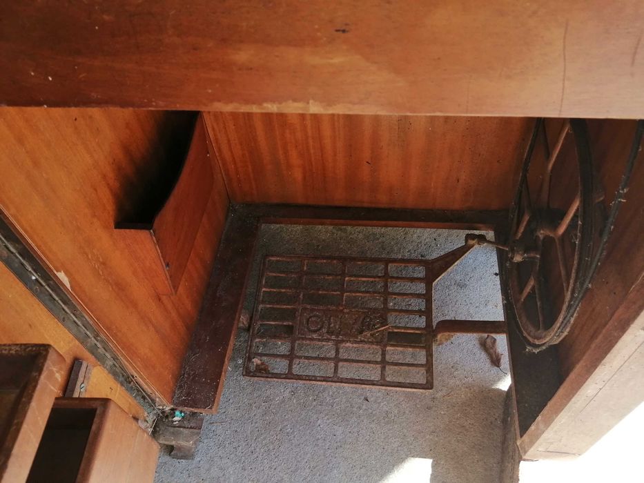 Máquina de costura Antiga OLIVA - a funcionar com correia