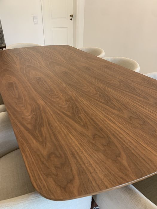 Mesa de jantar de madeira com 8 cadeiras
