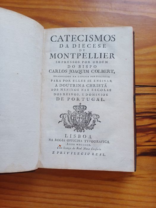 Livro de catecismo muito antigo, do Séc. XVIII