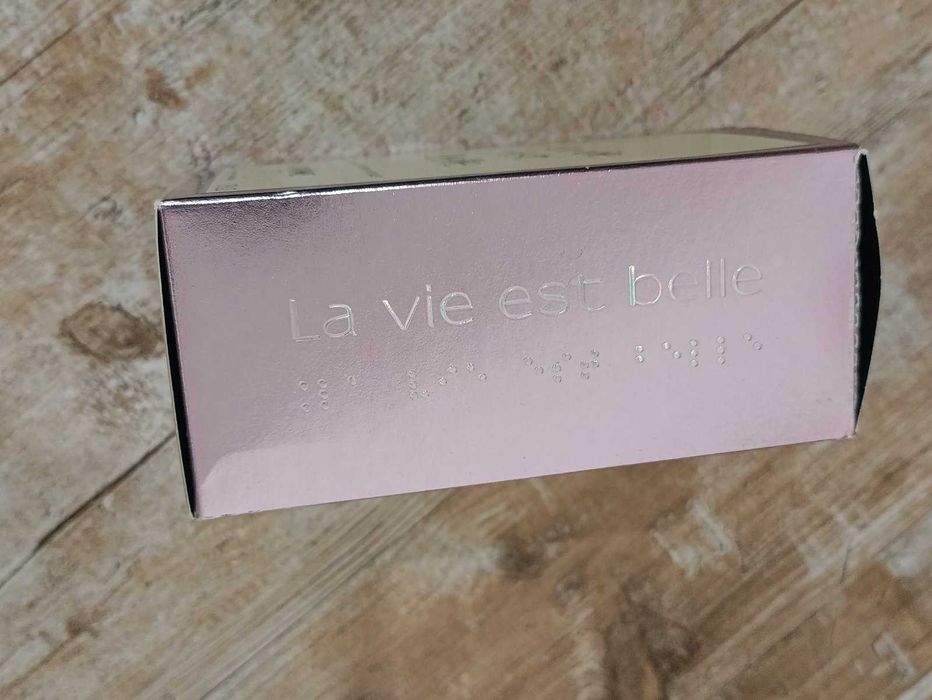 Флакон із коробкою від парфум La vie est belle Lancome