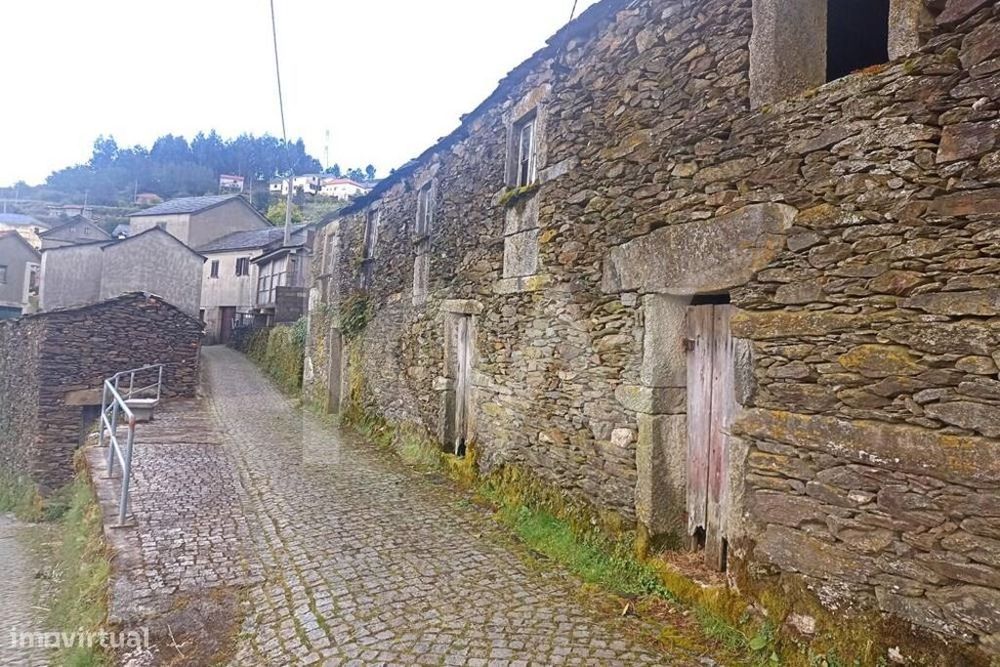 Moradia típica em xisto, para restaurar (serra da Arada e Freita)