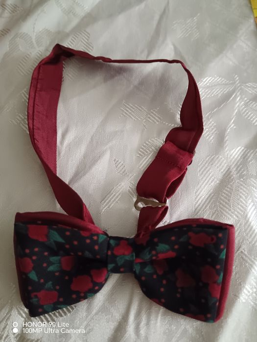 Muszka (mucha) w czerwono-zielony wzór kwiatowy na granatowym tle, z