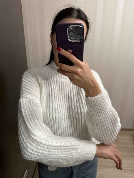 Новий дуже гарний светр молочного кольору