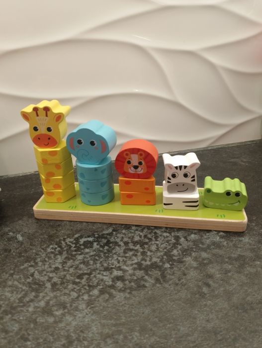 Drewniane kształty i klocki.