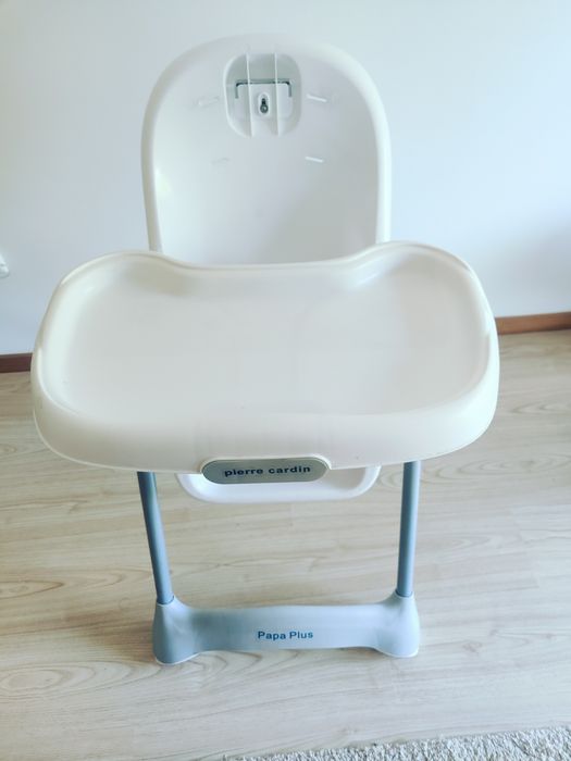 Cadeira de refeição Pierre Cardin 

É usado com sinais de uso. Tem peq