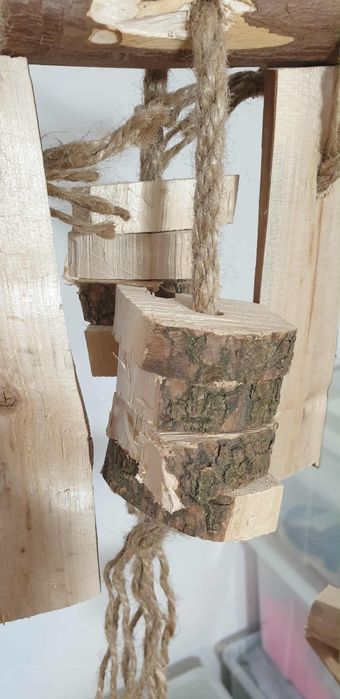 Zabawka dla papug ręcznie robiona