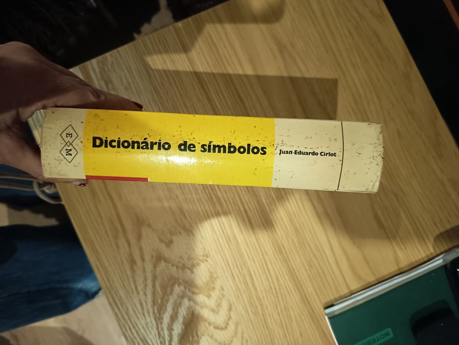 Dicionário de Símbolos - Juan-Eduardo Cirlot