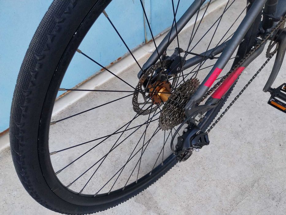 B-Twin 500 roda 700 travões de disco , pouco uso