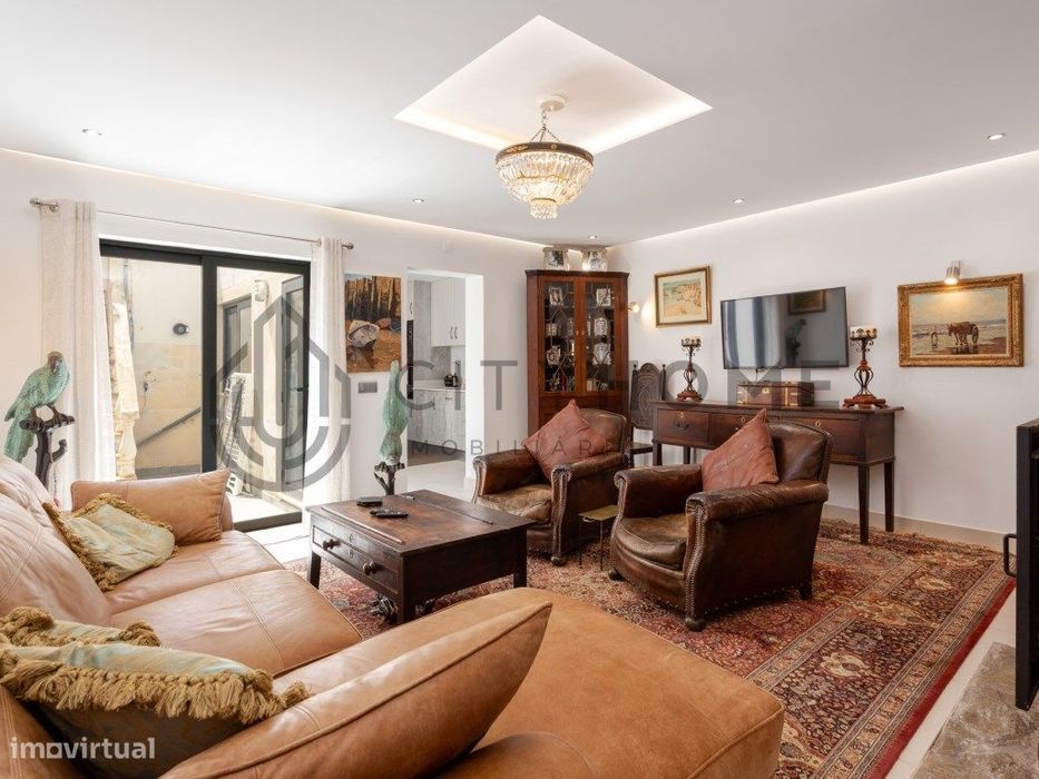 Bela moradia geminada com 3 quartos e apartamento independente