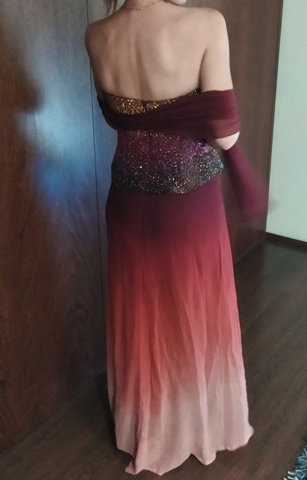 Vendo vestido de cor de tijolo com lantejoulas e écharpe