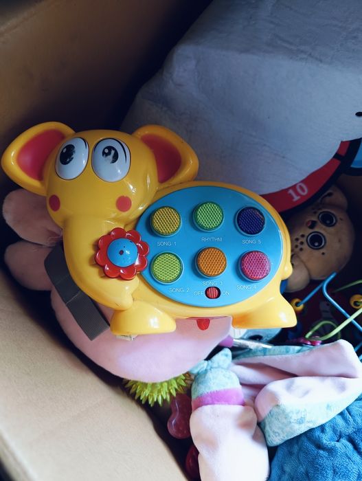 Oddam karton zabawek