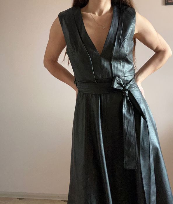 Чорне шкіряне плаття