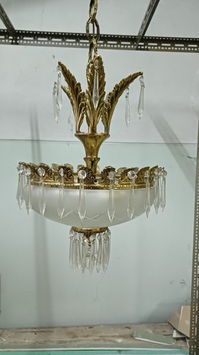 Candeeiro de teto com "lágrimas" de vidro