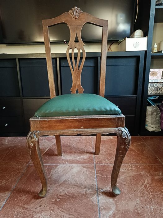 Cadeira antiga em madeira maciça