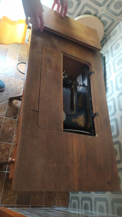 Máquina de costura Singer com mesa e gavetas
