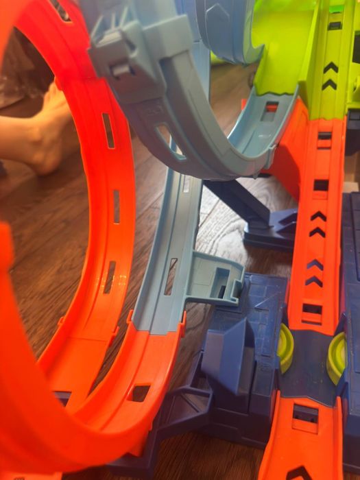 Трек Hot Wheels Шалені віражі та петлі